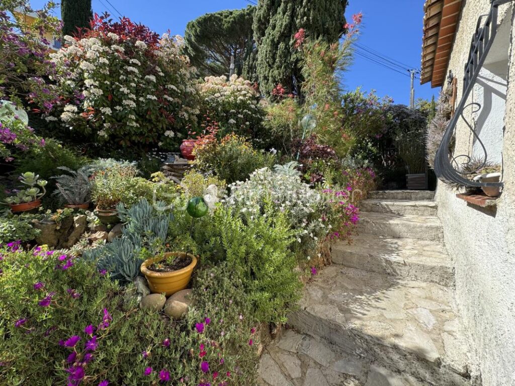 DPT VAR (83) – SIX-FOURS-LES-PLAGES – VILLA DE 130 m² SUR TERRAIN DE 683 m² – 6 pièces – 4 chambres – 130 m²