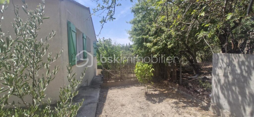 MAISON FAMILIALE AVEC VUE MER/ÉTANG, GARAGE ET SOUS-SOL AMÉNAGEABLE – LEUCATE VILLAGE – 4 pièces – 3 chambres – 110 m²