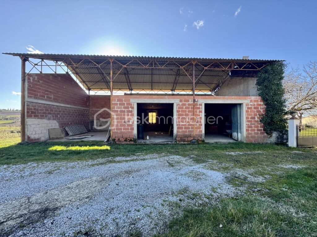 Ancienne ferme de 139m2 habitables – nombreuses dépendances – 4588m2 de terrain – 5 pièces – 3 chambres – 136 m²