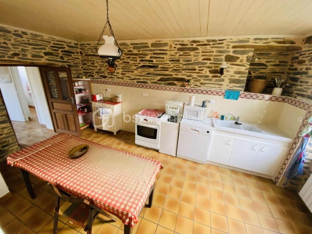 NOUVEAU : Maison en Pierre 167 M² Habitable ( Centre Bourg GUILLIERS) – 10 pièces – 4 chambres – 1638 m²