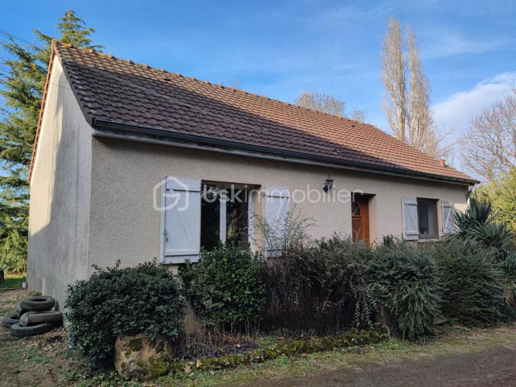 Pavillon de plain pied avec une grange de 210m²,un garage et un hangar sur 4827 m² de terrain – 3 pièces – 2 chambres – 60 m²