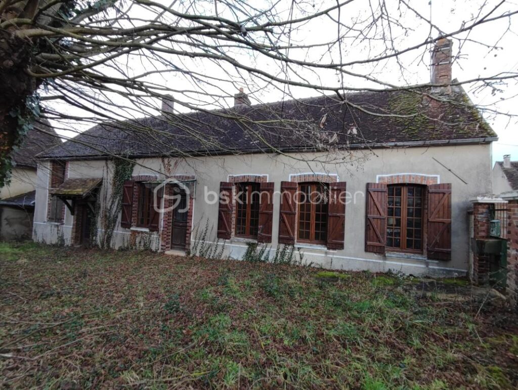 Une propriété comprenant deux habitations, une longère de 100 m² et un logement de 42 m² avec une grange et dépendances, cave sur 3406 m² de parcelle – 5 pièces – 3 chambres – 129 m²