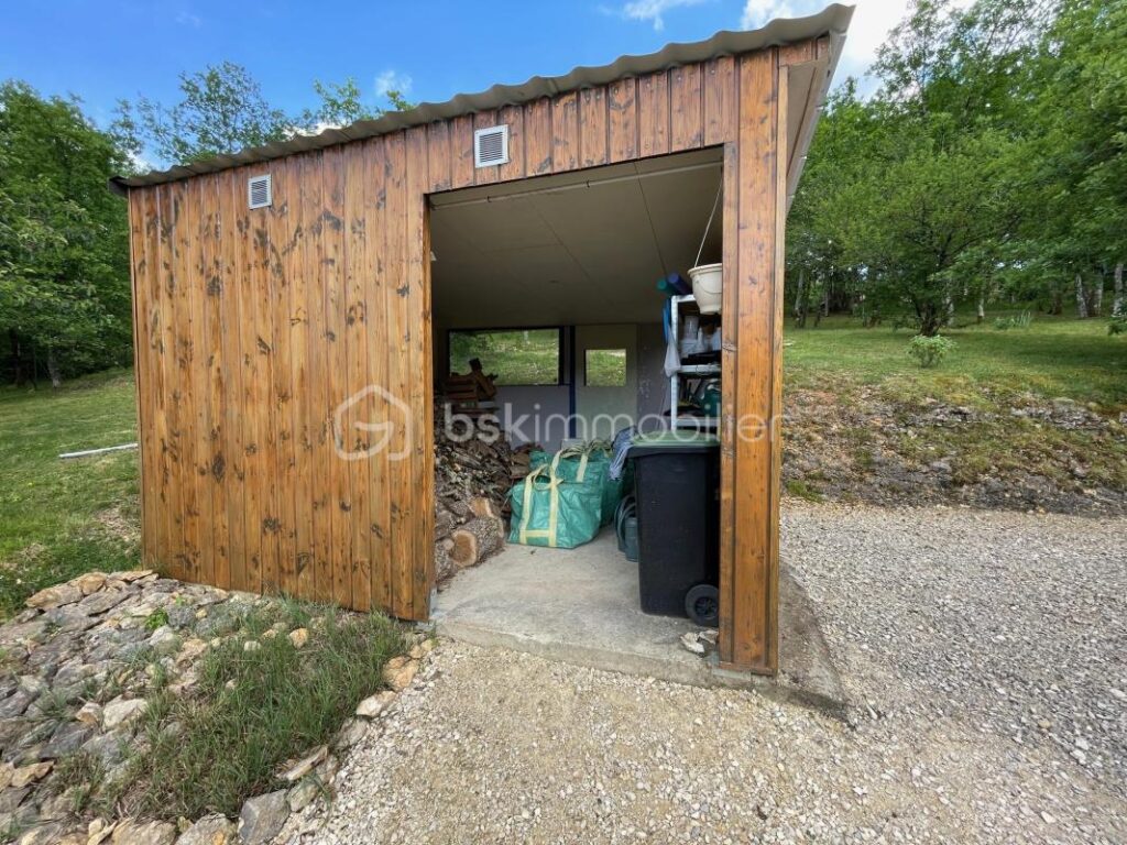 Maison rénovée avec soins sur 3532 m² de terrain non clos – 4 pièces – 3 chambres – 116 m²