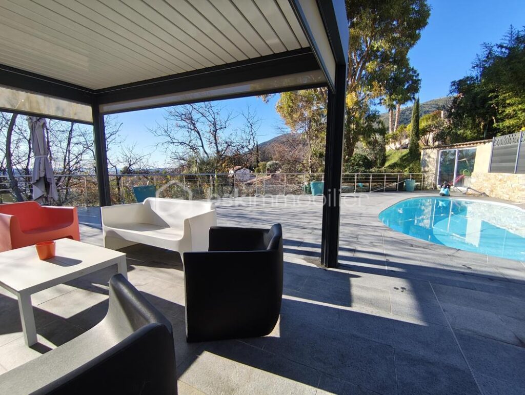 VILLA DE PRESTIGE – 270m² – PISCINE – CARROS VILLAGE – 7 pièces – 5 chambres – 264 m²