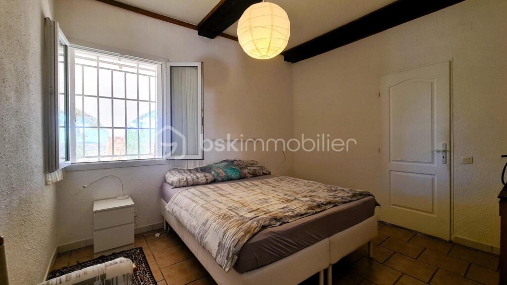 ***Propriété atypique- 299m²- T8- Terrasse- Cour- Garage- Extérieur- Calme- Vue***- Isolé- La Palme*** – 9 pièces – 6 chambres – 299 m²