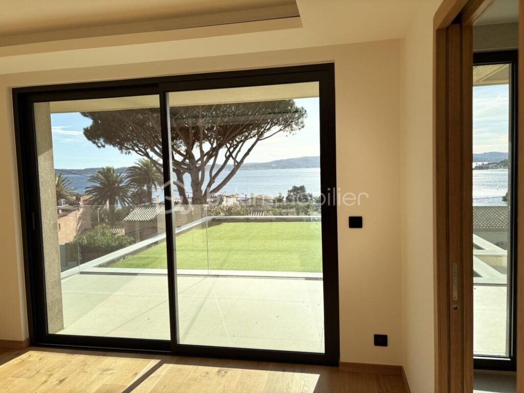 SAINTE MAXIME Villa contemporaine de prestige avec vue mer – 5 pièces – 4 chambres – 262 m²