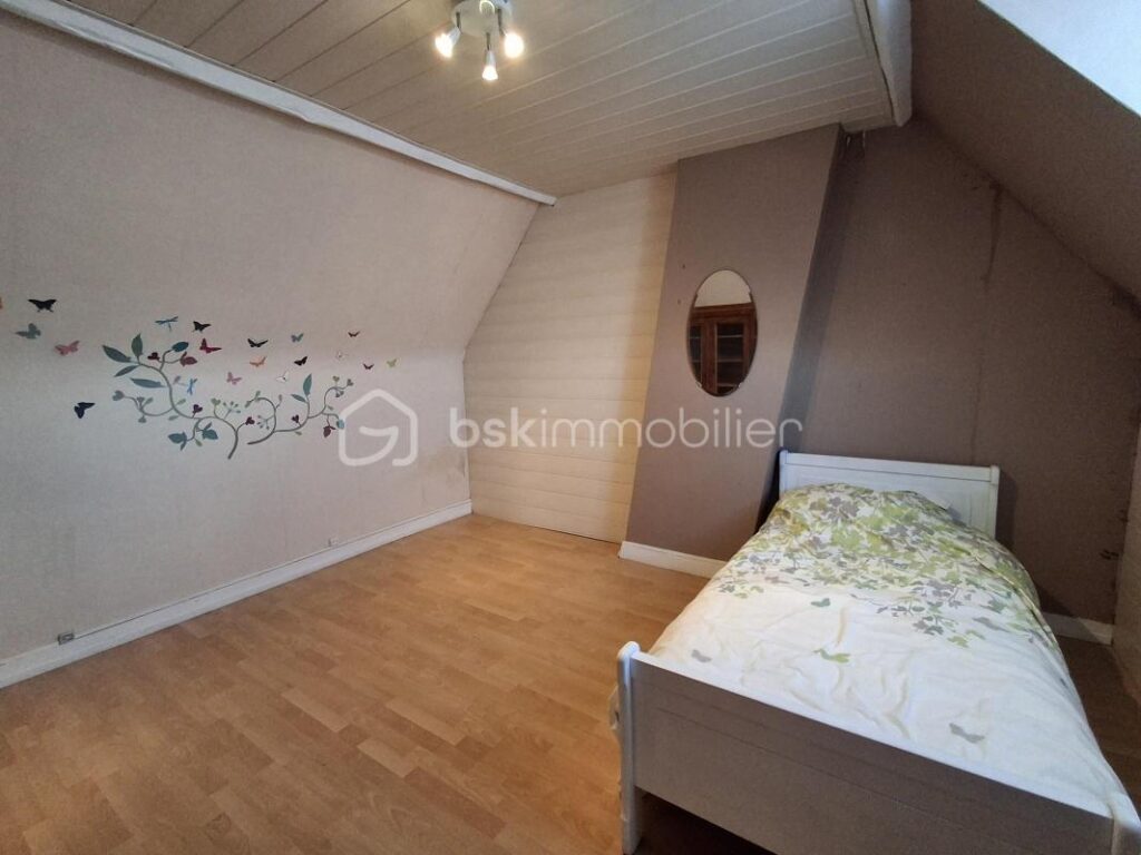 ***CHARMANTE MAISON ANCIENNE 135 M2 HAB. AVEC BEAU JARDIN 420 M2, GARAGE FERME ET DEPENDANCES *** – 7 pièces – 4 chambres – 135 m²