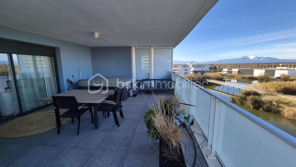 A VENDRE APPARTEMENT RECENT TRAVERSANT DE 122M² A CANET EN ROUSSILLON – COTE PORT – TERRASSES DE 100 M² – TROIS CHAMBRES – PARKING PRIVE – GARAGE INDIVIDUEL – CLIMATISATION GAINABLE – CUISINE D ETE – SPA – VUE DEGAGEE SUR LES ALBERES – 5 pièces – 3 chambres – 122 m²