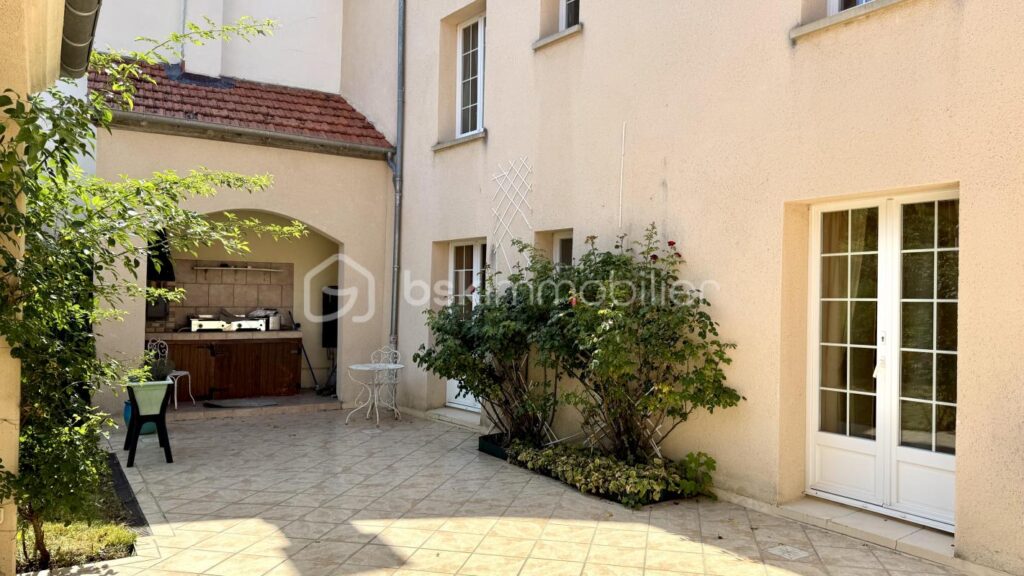 À vendre : Grande maison de ville à Germigny-l’Évêque 210m2 – 7 pièces – 5 chambres – 210 m²