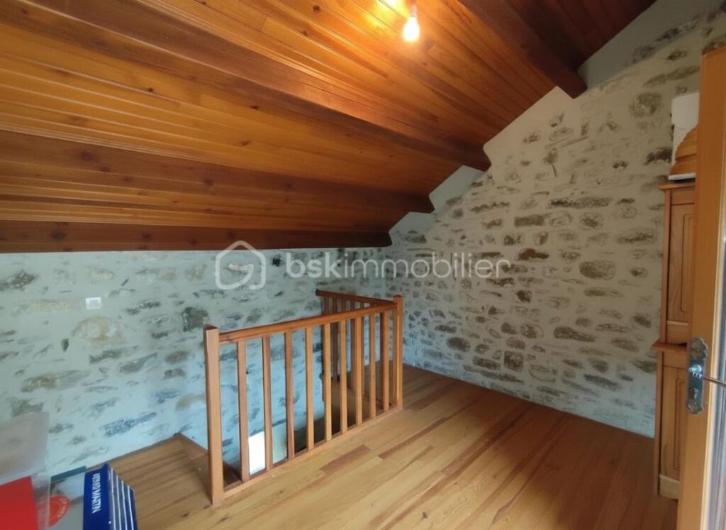 Charmante maison de famille en pierre dans un petit hameau au calme – 5 pièces – 3 chambres – 110 m²