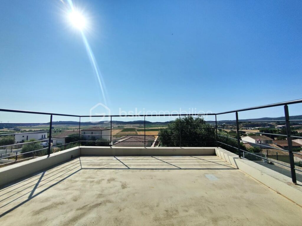 MONTREDON DES CORBIÈRES – VILLA moderne 5 pièces 165m² habitable avec VUE EXCEPTIONNELLE – GRANDE CUISINE EQUIPEE – ARRIÈRE CUISINE – GARAGE 18m² avec mezzanine – 4 CHAMBRES dont GRANDE SUITE PARENTALE – CLIM GAINABLE sur PARCELLE 585m² – 5 pièces – 4 chambres – 165 m²