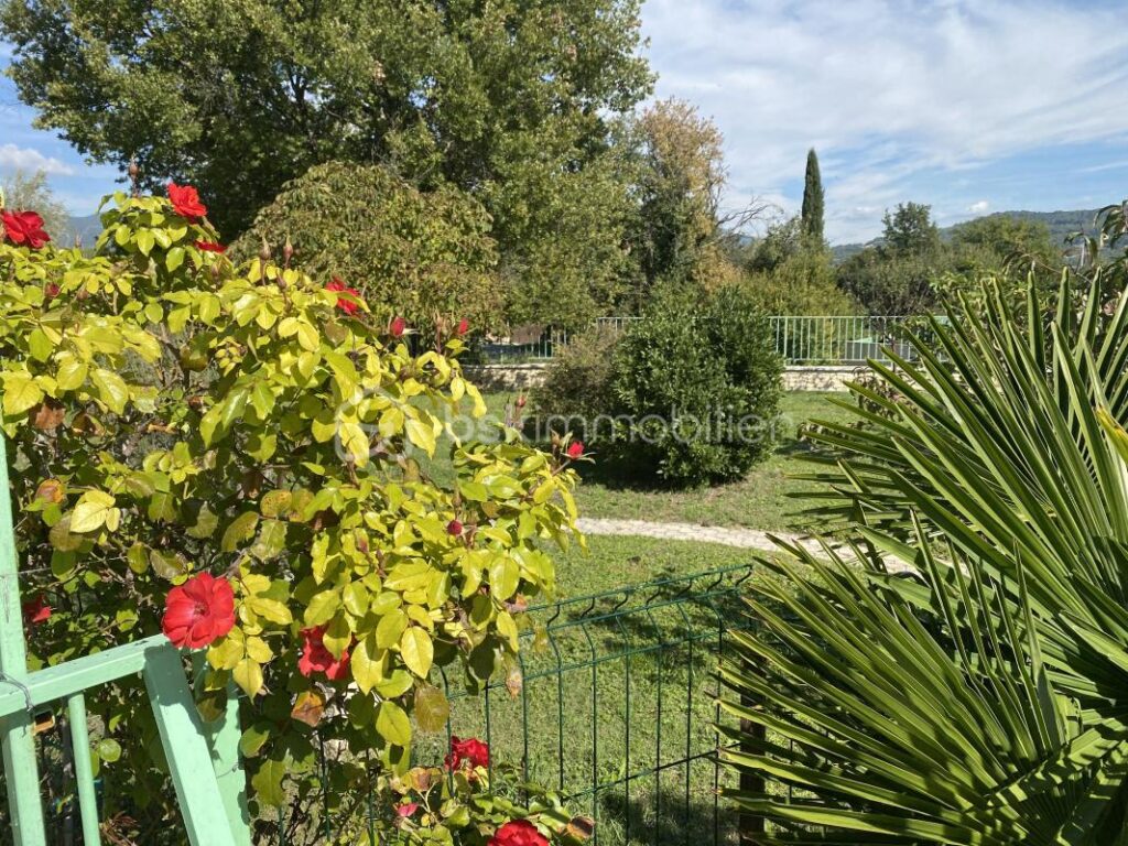 Maison de plain-pied avec piscine, jardin entièrement clôturé avec vue dégagée sur les monts du Luberon – 7 pièces – 4 chambres – 150 m²