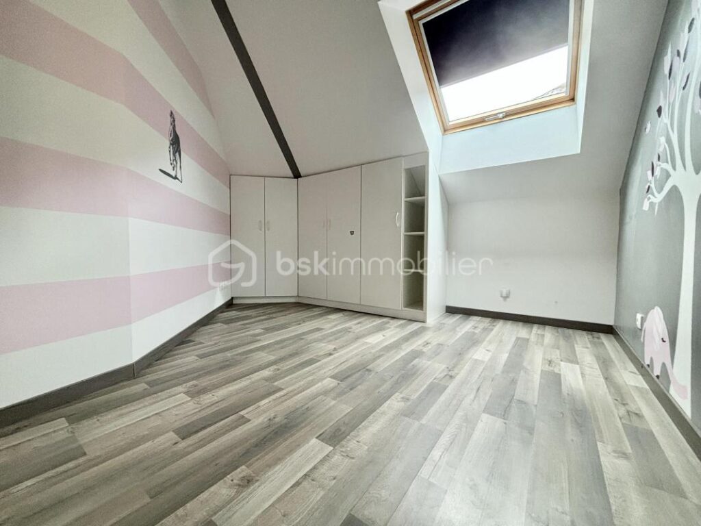 Maison d’architecte de 173m2 avec terrain de 993m2 – 6 pièces – 5 chambres – 173 m²