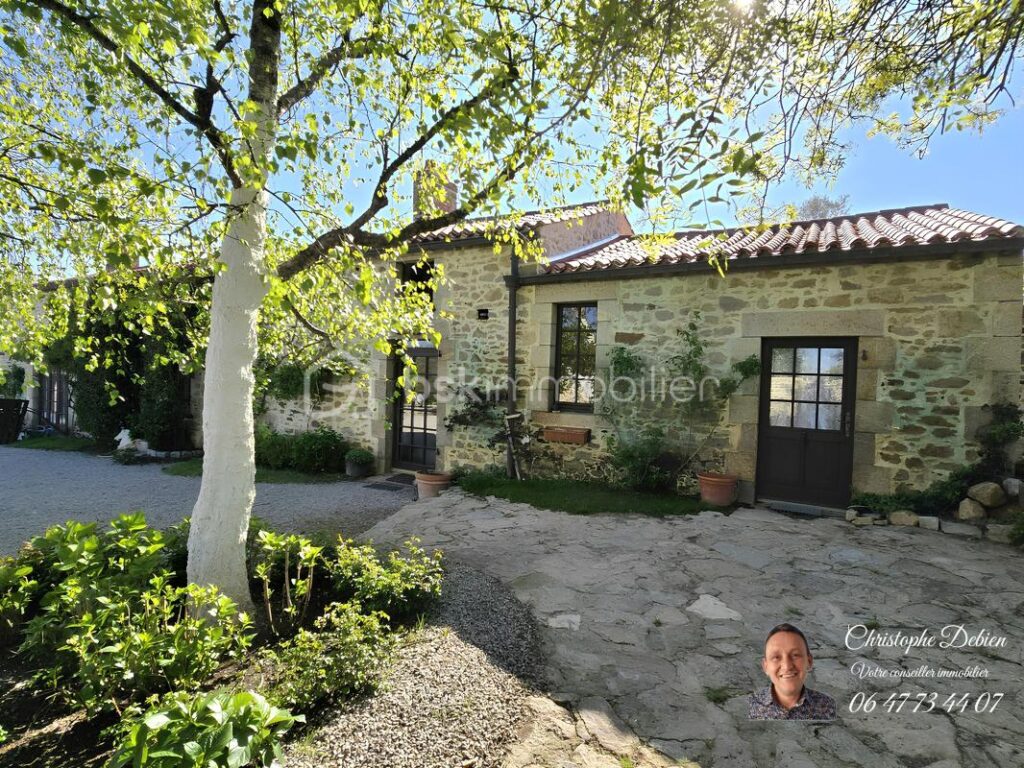 Entre nature, confort et authenticité – Un lieu de vie rare à découvrir aux Lucs-sur-Boulogne – 7 pièces – 4 chambres – 200 m²