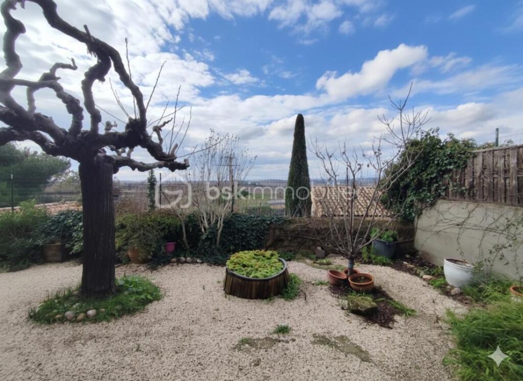 Maison de Maître, Au coeur du Village – 163 m² – 4 chambres – Jardin à PUILACHER – 6 pièces – 4 chambres – 163 m²