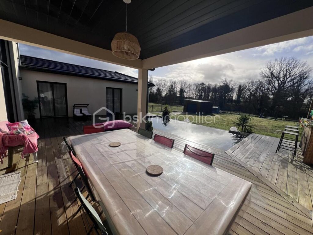 Maison Contemporaine proche de Coutras Habitation et Activité Libérale 485000€ St Antoine sur l’Isle – 8 pièces – 3 chambres – 190 m²