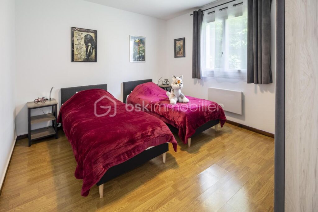 Propriété comprenant une maison d’habitation et un Gîte idéalement située – 13 pièces – 7 chambres – 324 m²