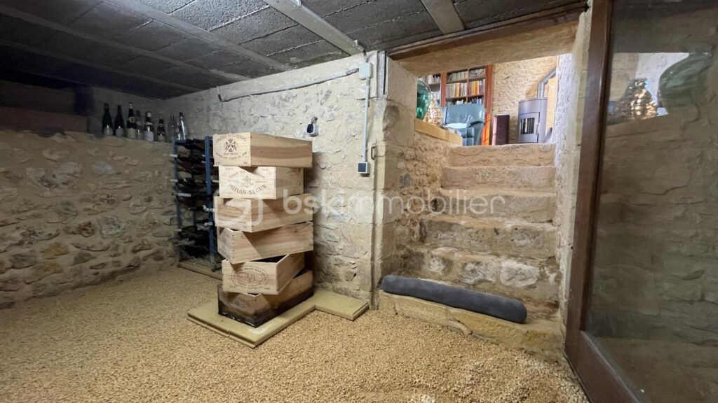 Magnifique bâtisse en pierre de 219m² habitable avec environ 658m² de dépendance sur 10600m² partiellement clos – 7 pièces – 4 chambres – 219 m²