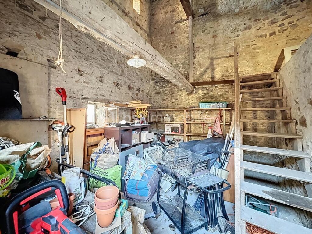 Maison de ville rénovée au coeur de Montebourg – Avec terrain, cour arrière, grange – 4 pièces – 2 chambres – 94 m²