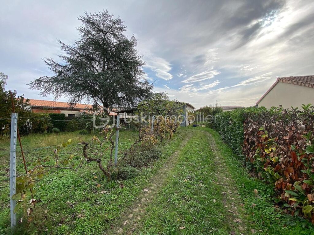 Maison avec 4 chambres + une piscine couverte + un garage de 110m2 !!! De l’espace, du calme et de l’authenticité !!!! – 8 pièces – 4 chambres – 248 m²