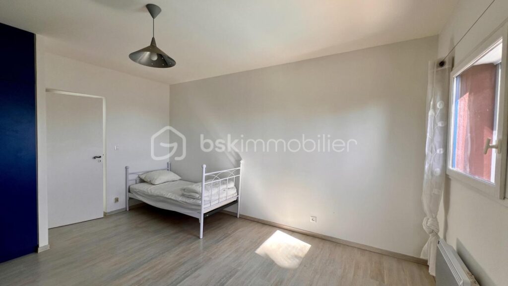 VILLA D’ARCHITECTE – VUE MER PANORAMIQUE – PISCINE – GARAGE – PROCHE CENTRE-VILLE – 7 pièces – 5 chambres – 230 m²