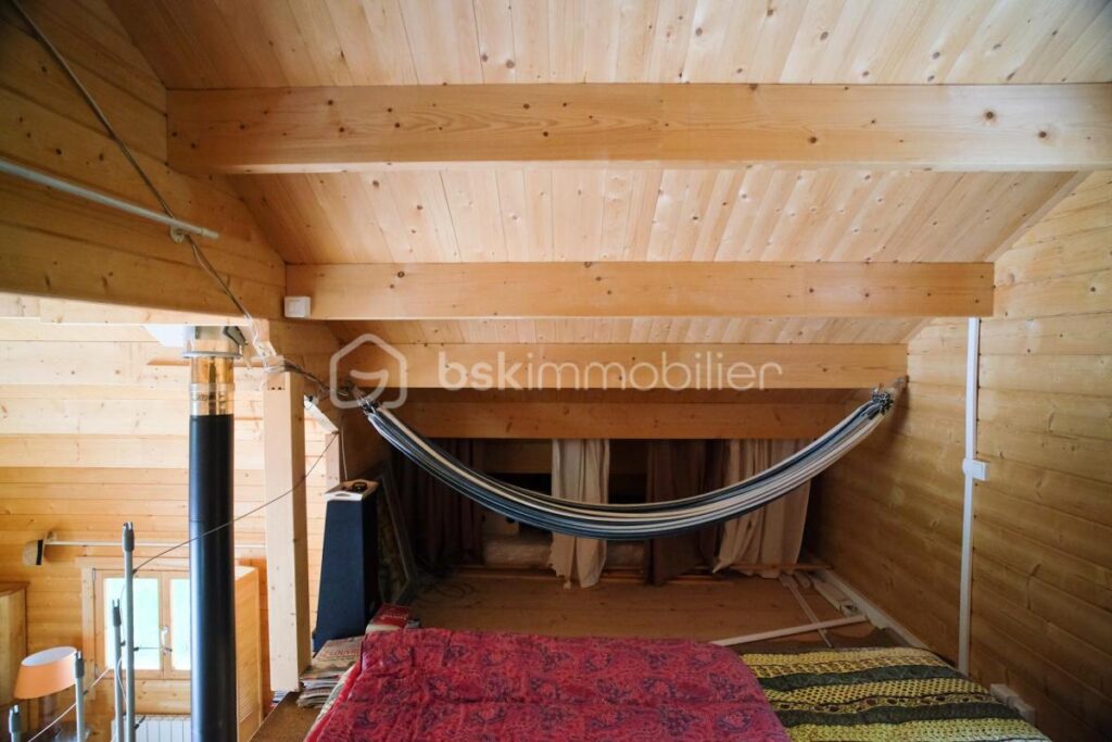 Chalet récent en bois au bord de la rivière sur un terrain plat de 5 460 m² – 3 pièces – 2 chambres – 70 m²