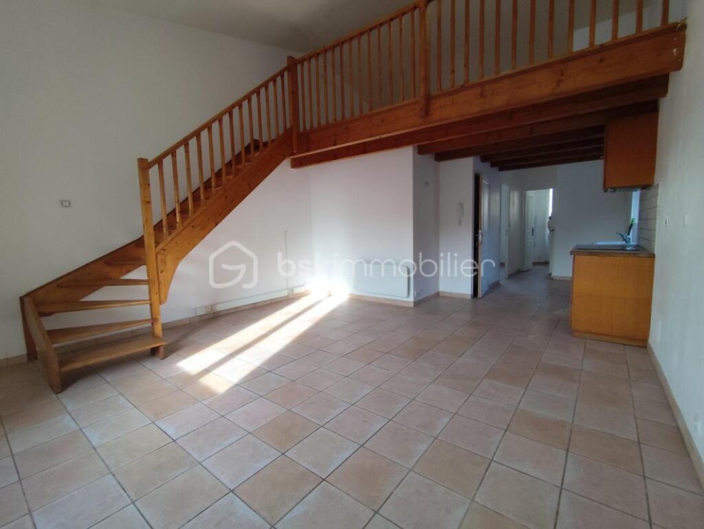 IMMEUBLE PROCHE DES COMMODITES – 7 pièces – NR chambres – 140 m²