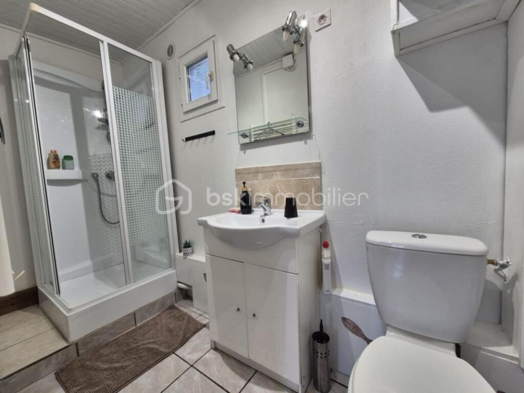 Propriété rare :Villa avec piscine et 3 dépendances locatives – Un placement idéal – 9 pièces – 7 chambres – 190 m²