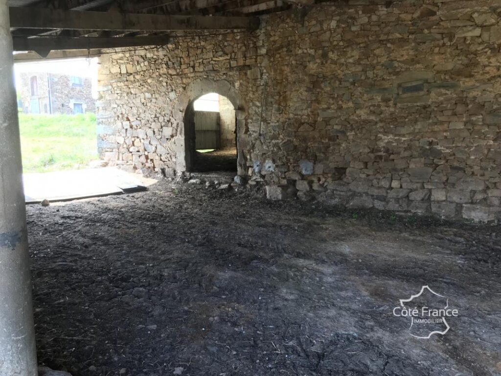 Grande grange d’une beauté exceptionnelle à vendre St. Julie – 2 pièces – 2 chambres – 375 m²