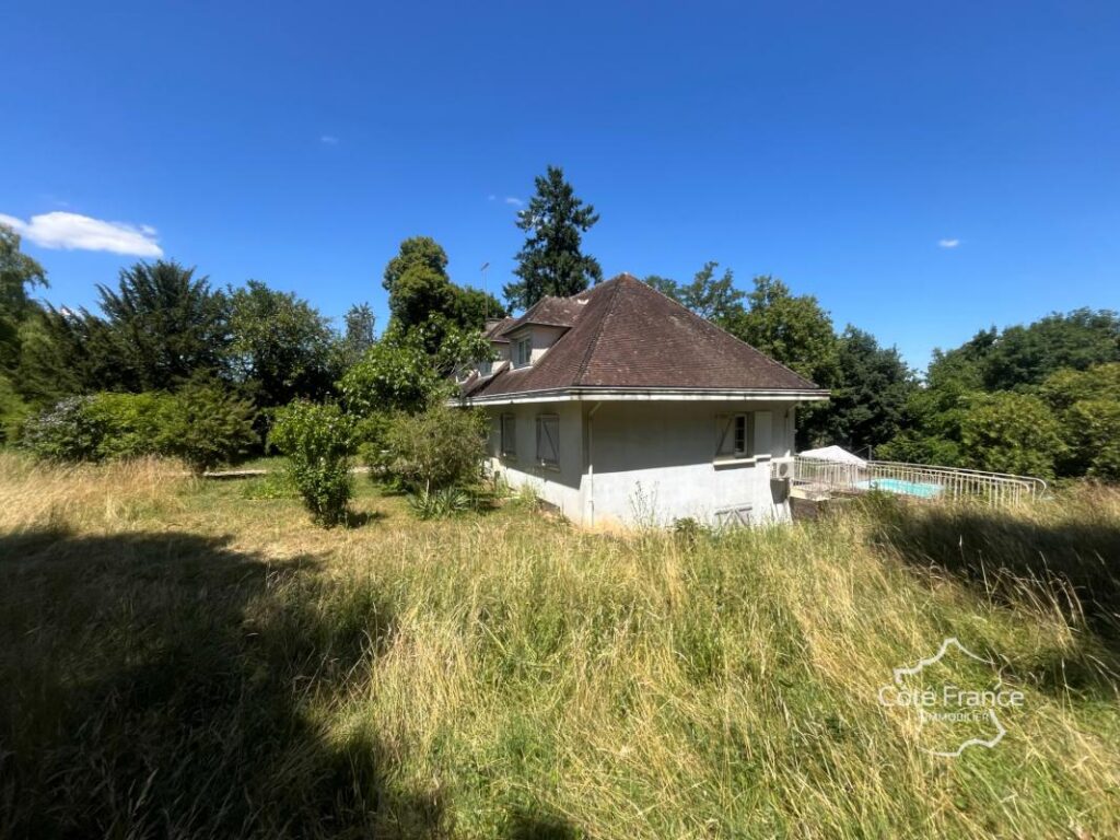 Élégante propriété familiale avec dépendance, terrain, pisci – 8 pièces – 5 chambres – 236 m²