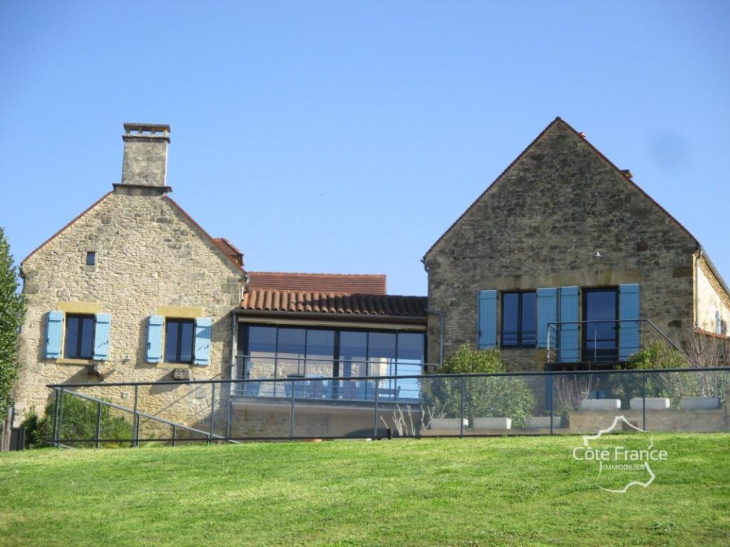 DORDOGNE-SARLAT LA CANEDA: ENSEMBLE IMMOBILIER DE GITES – NR pièces – 15 chambres – 720 m²