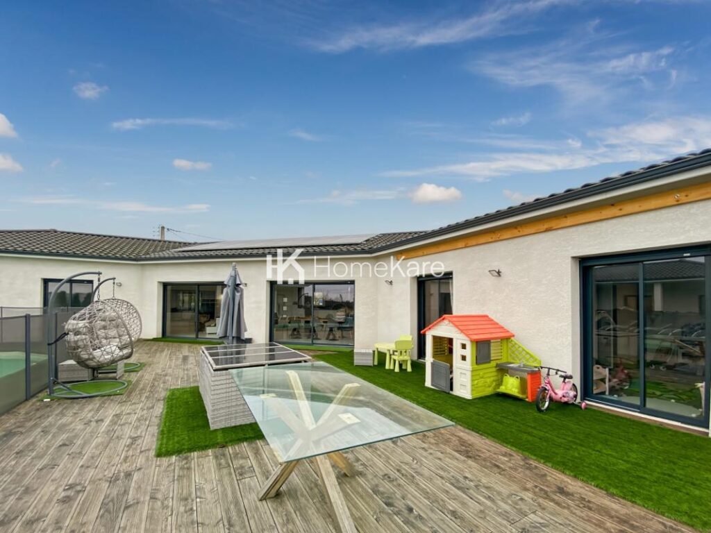 VILLA AVEC VUE, PISCINE, DEPENDANCE ET GRAND GARAGE – 8 pièces – 6 chambres – 275 m²