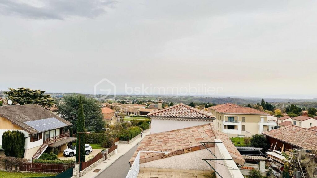 Une vue rare, un emplacement recherché, une maison de caractère au cœur de Roiffieux – 4 pièces – 2 chambres – 75 m²