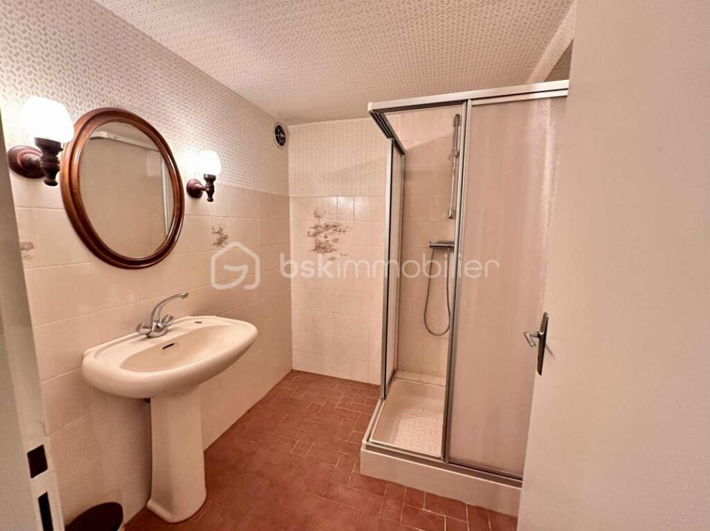 VILLA AVEC SOUS-SOL COMPLET SUR 2 510 m² DE TERRAIN CONSTRUCTIBLE – 4 pièces – 3 chambres – 103 m²