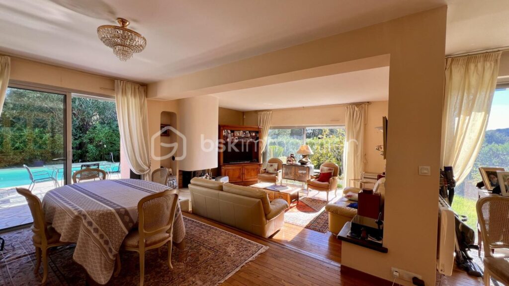 Villa 6 pièces, Piscine, Double garage, Calme, Quartier résidentiel – 6 pièces – 4 chambres – 150 m²