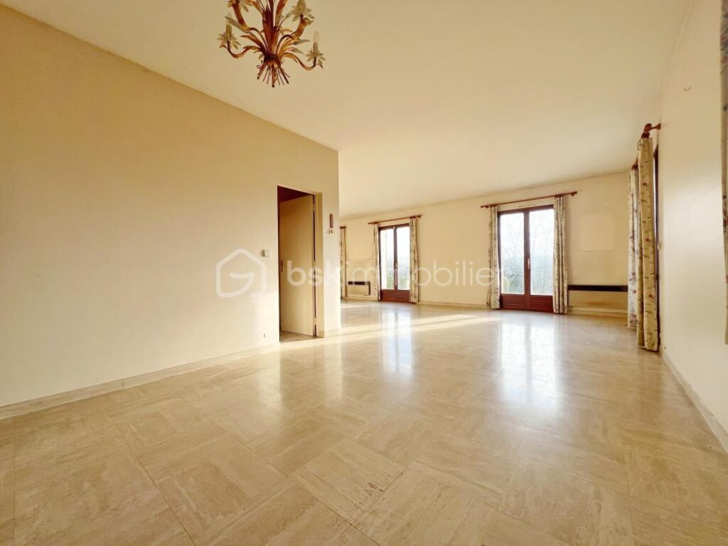 Marly-le-Roi – Spacieuse maison familiale avec vue dégagée sur Paris – 7 pièces – 4 chambres – 152 m²