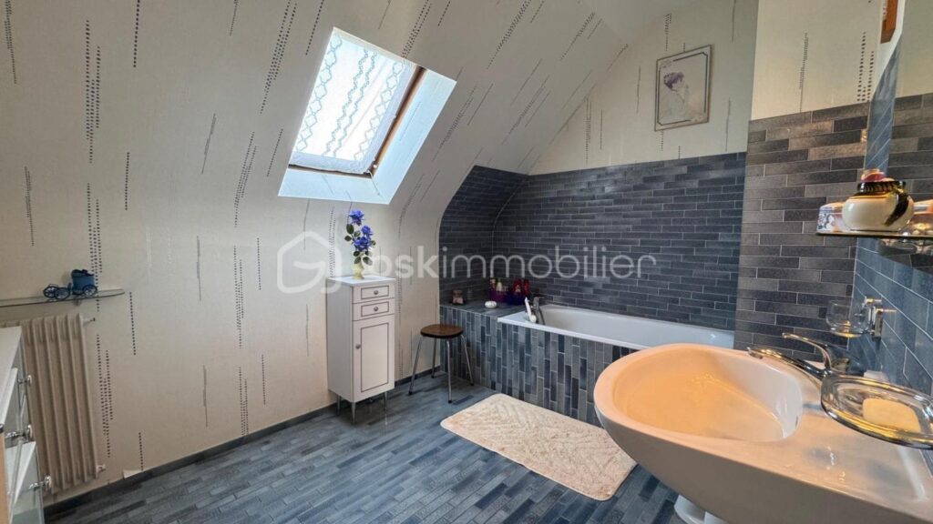 CHARMANTE MAISON TRADITIONNELLE – 8 PIÈCES – 5 CHAMBRES + 1 BUREAU – SOUS-SOL COMPLET – JARDIN CLOS ET ARBORÉ – 8 pièces – 6 chambres – 136 m²