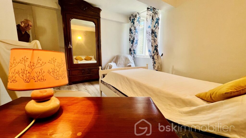 Maison avec vue superbe, grand sous-sol et vaste terrain – 12 pièces – 6 chambres – 185 m²