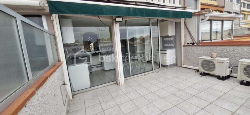 RARE – Grand T5 au bord de l’eau avec vue imprenable sur le Massif des Albères – 5 pièces – 2 chambres – 90 m²