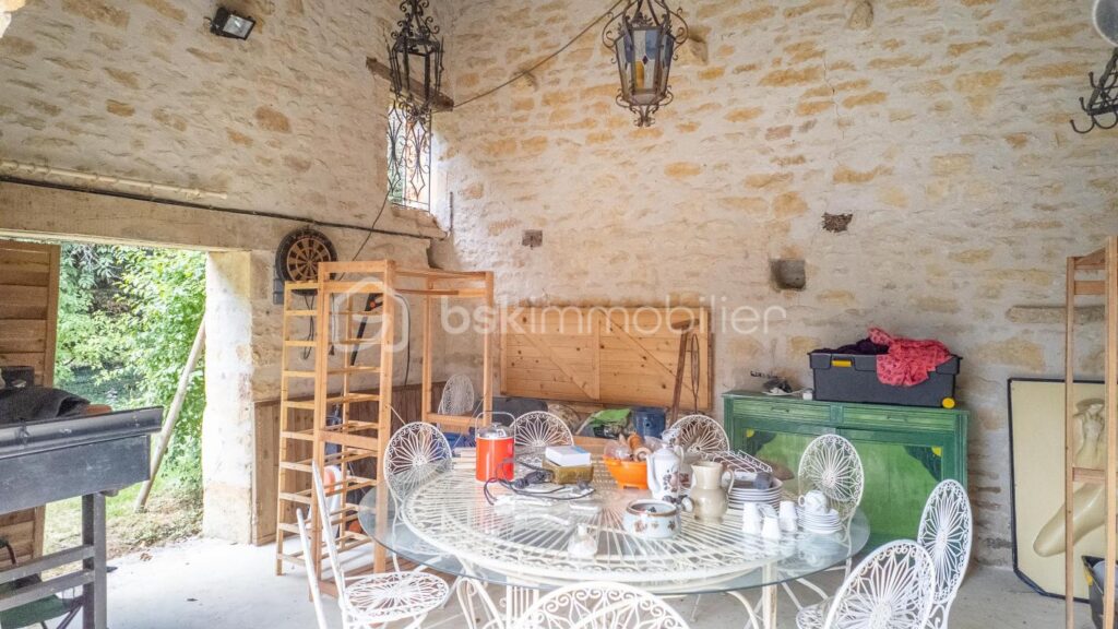 Magnifique longère de caractère avec beau terrain, véranda, annexes et grange sur la commune de Prémery – 6 pièces – 3 chambres – 171 m²