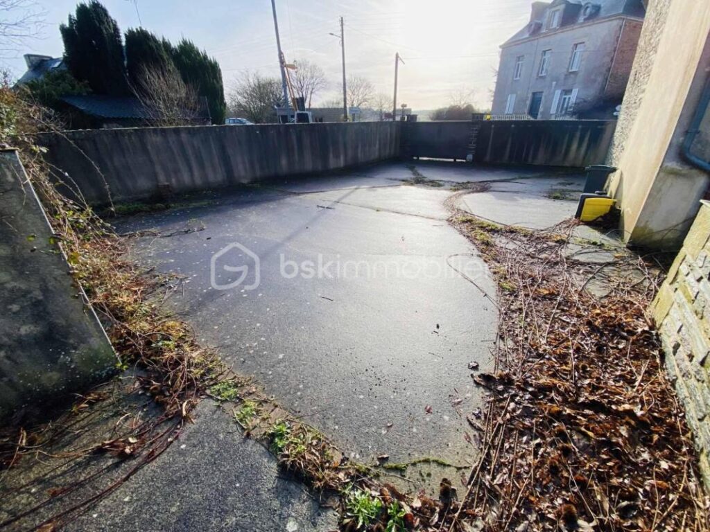 NOUVEAU : Maison en Pierre 167 M² Habitable ( Centre Bourg GUILLIERS) – 10 pièces – 4 chambres – 1638 m²