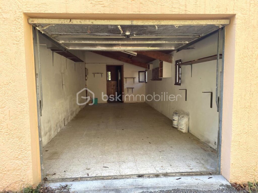 Maison traditionnelle de plain-pied de 133 m² – 6 pièces – 4 chambres + Grand Garage + Patio, sur un terrain de 4 000 m² – 6 pièces – 4 chambres – 133 m²