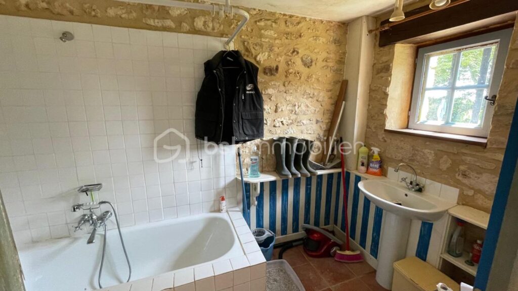 Grande propriété en pierre sur 86000m² de terrain – 7 pièces – 5 chambres – 226 m²