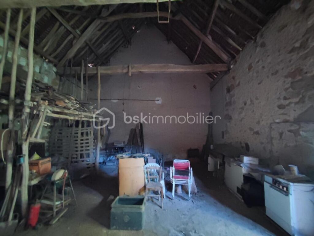 Une propriété comprenant deux habitations, une longère de 100 m² et un logement de 42 m² avec une grange et dépendances, cave sur 3406 m² de parcelle – 5 pièces – 3 chambres – 129 m²