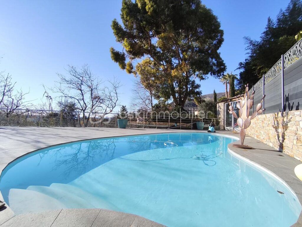 VILLA DE PRESTIGE – 270m² – PISCINE – CARROS VILLAGE – 7 pièces – 5 chambres – 264 m²