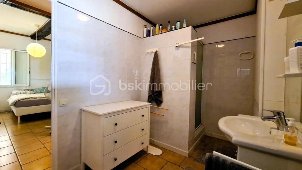 ***Propriété atypique- 299m²- T8- Terrasse- Cour- Garage- Extérieur- Calme- Vue***- Isolé- La Palme*** – 9 pièces – 6 chambres – 299 m²