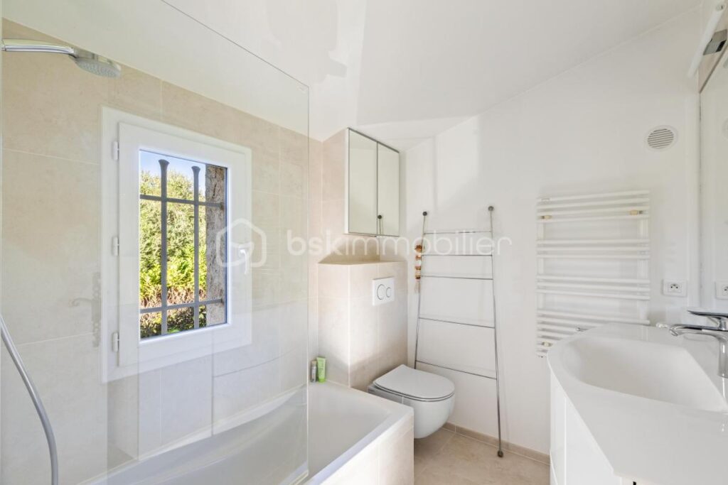 Une villa clés en main, alliant charme et sérénité dans un écrin de verdure – 5 pièces – 4 chambres – 170 m²