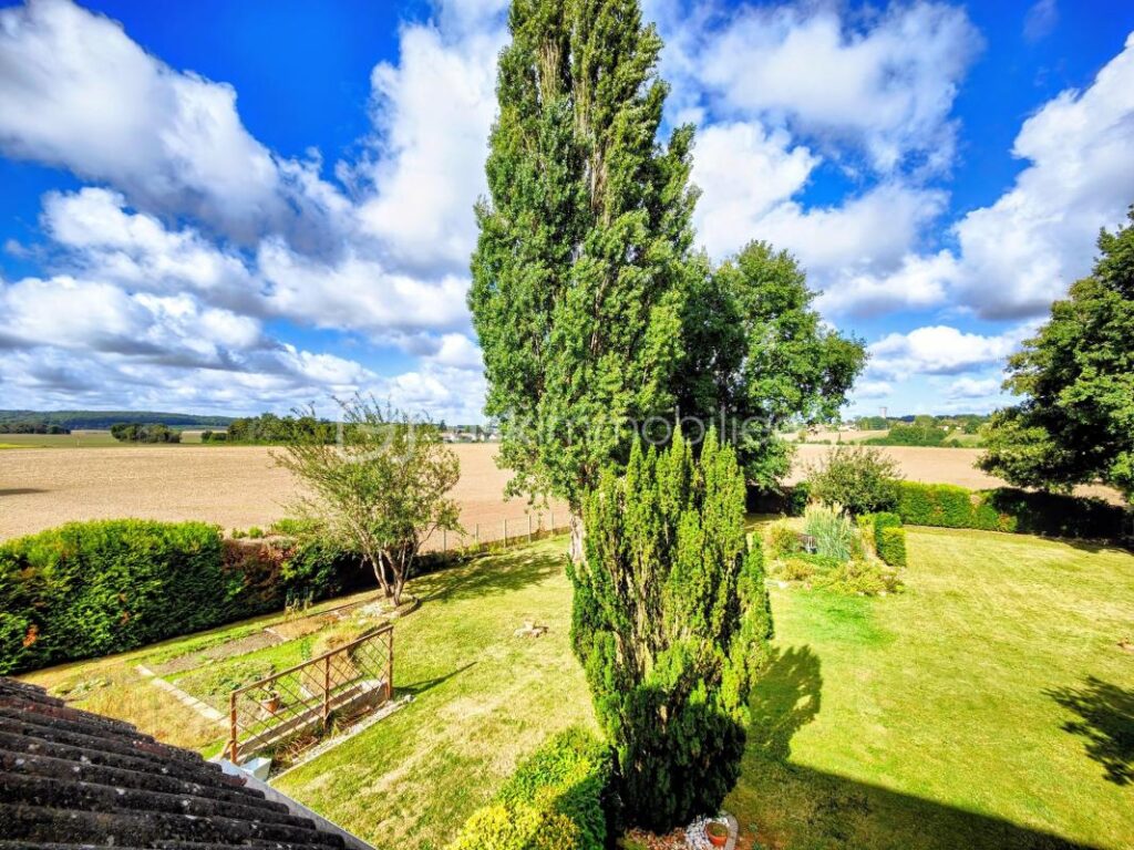 Maison familiale 4/5ch au calme avec jardin arboré vue sur la plaine – 7 pièces – 4 chambres – 113 m²
