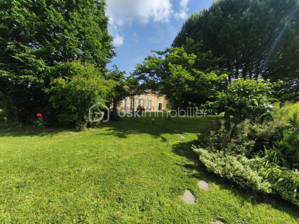 LONGERE DE CHARME – 10 pièces – 4 chambres – 221 m²