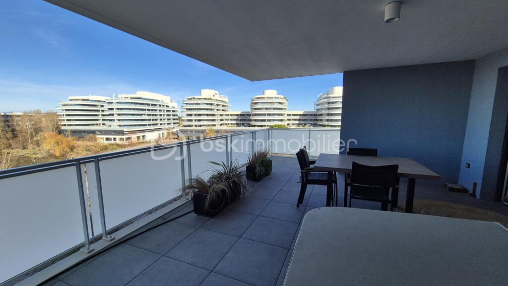 A VENDRE APPARTEMENT RECENT TRAVERSANT DE 122M² A CANET EN ROUSSILLON – COTE PORT – TERRASSES DE 100 M² – TROIS CHAMBRES – PARKING PRIVE – GARAGE INDIVIDUEL – CLIMATISATION GAINABLE – CUISINE D ETE – SPA – VUE DEGAGEE SUR LES ALBERES – 5 pièces – 3 chambres – 122 m²